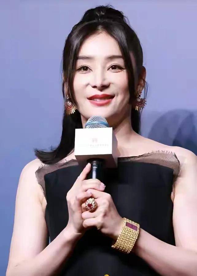 袁姗姗简约穿着出席表弟婚礼,新娘笑容满面十分开心_工作_低调_生活