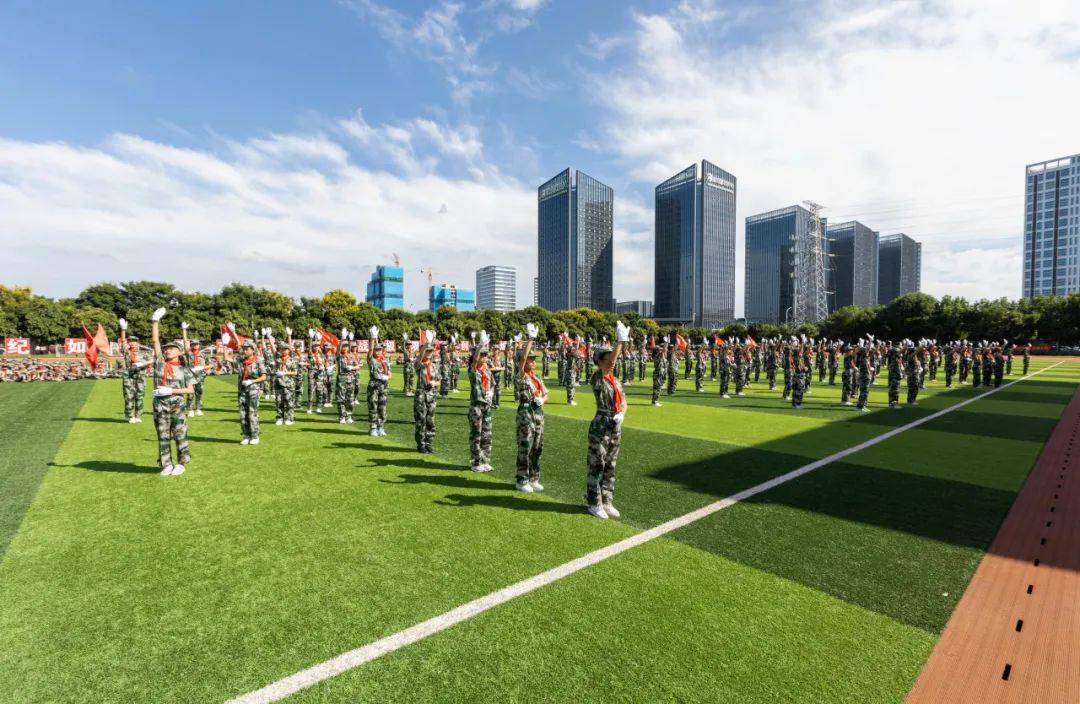 "树人","力人"的列队队形也向现场观礼老师和家长诠释着"嚼得菜根,做