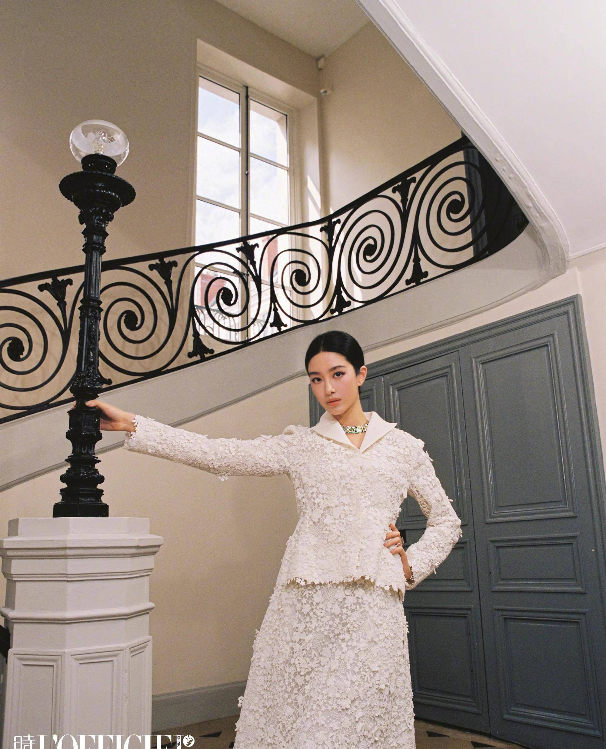 那富有消息力的笑容很可爱.不得不说杨采钰太帅了,驾驭不同风格.