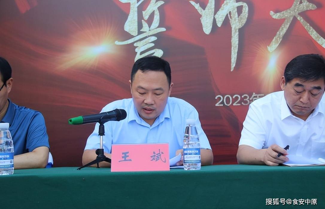 县委常务,政法委书记梁其武指出,近年来,镇平县以打造"千亿级玉产业