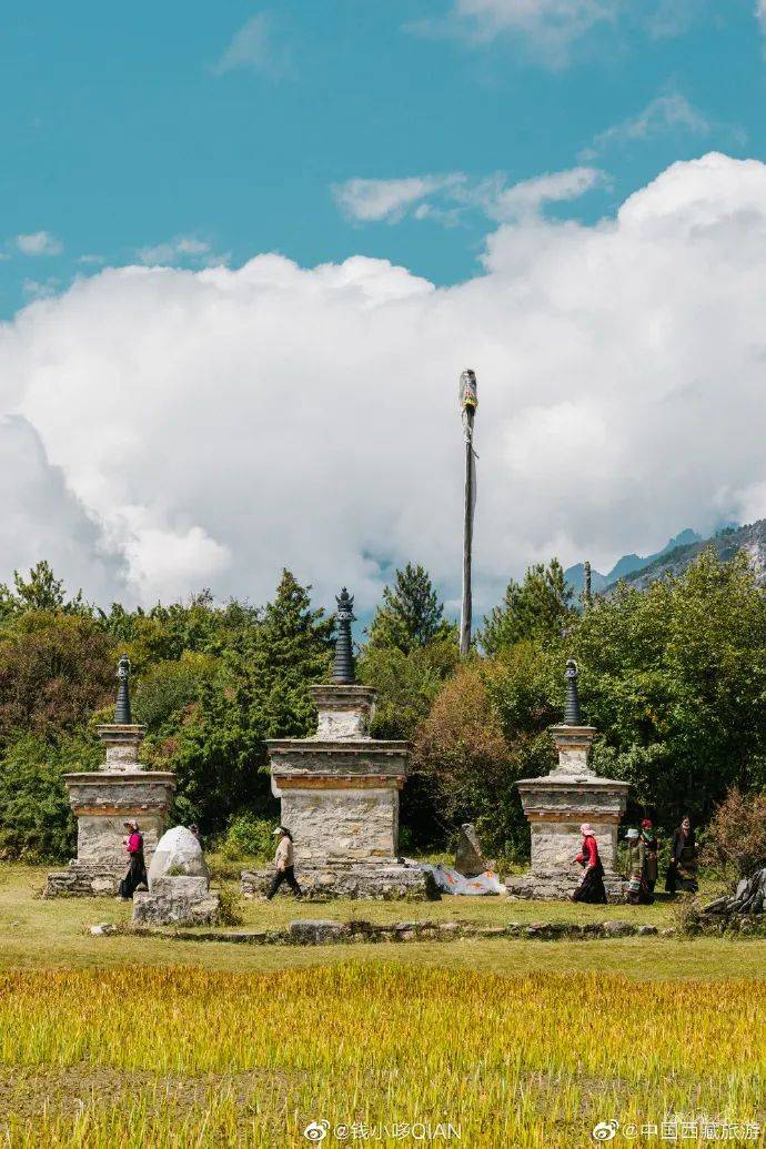 吉隆沟(日喀则市吉隆县)宗山古堡矗立在赭黄色的石山上,白墙红顶的