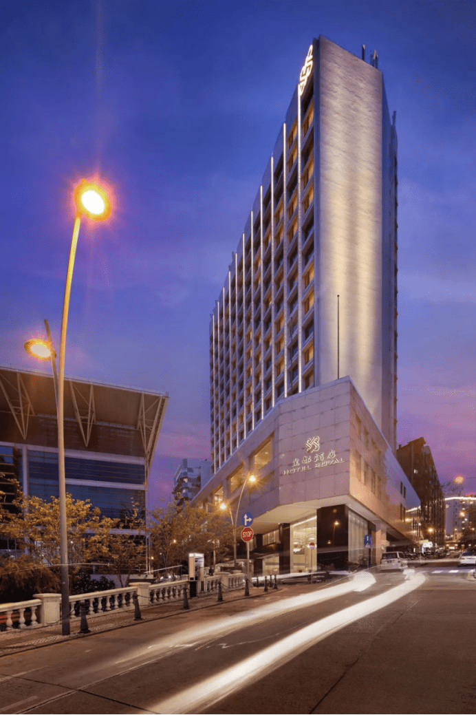 酒店外景皇都酒店位处澳门地标之一——东望洋炮台附近,毗邻澳门多个