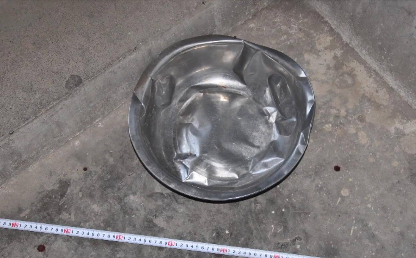 上到一楼时血迹越来越多,王刚家门口散落着一个已经变形的不锈钢盆