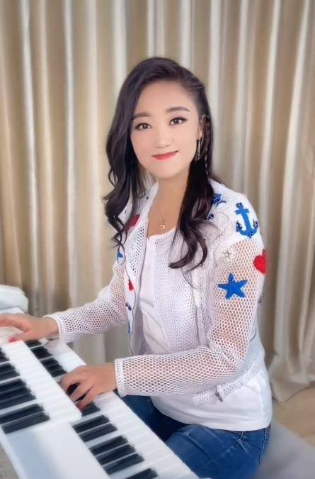 五年后,当我再次见到玖月奇迹时,我明白了王小玮为何执意离开,玲花是