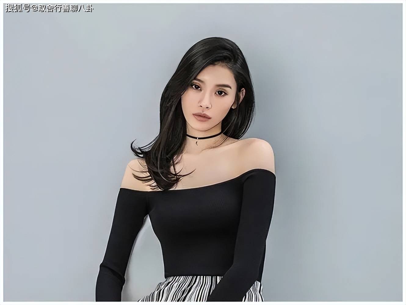 奚梦瑶出席活动,身穿白色缎面长裙优雅大气,大方展示完美身材_照片