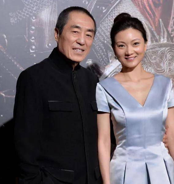 陈婷晒一家三口合照,71岁张艺谋送花秀恩爱,15岁女儿罕见露面_别墅