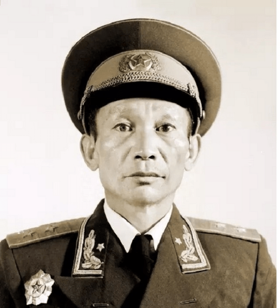 而吴先恩则出身于贫农家庭,从小是个放牛娃.