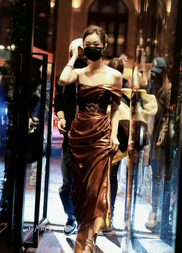 又是被宋轶美到的一天,曾谈理想型:安静成熟比我黑_白敬亭_戚薇_礼服