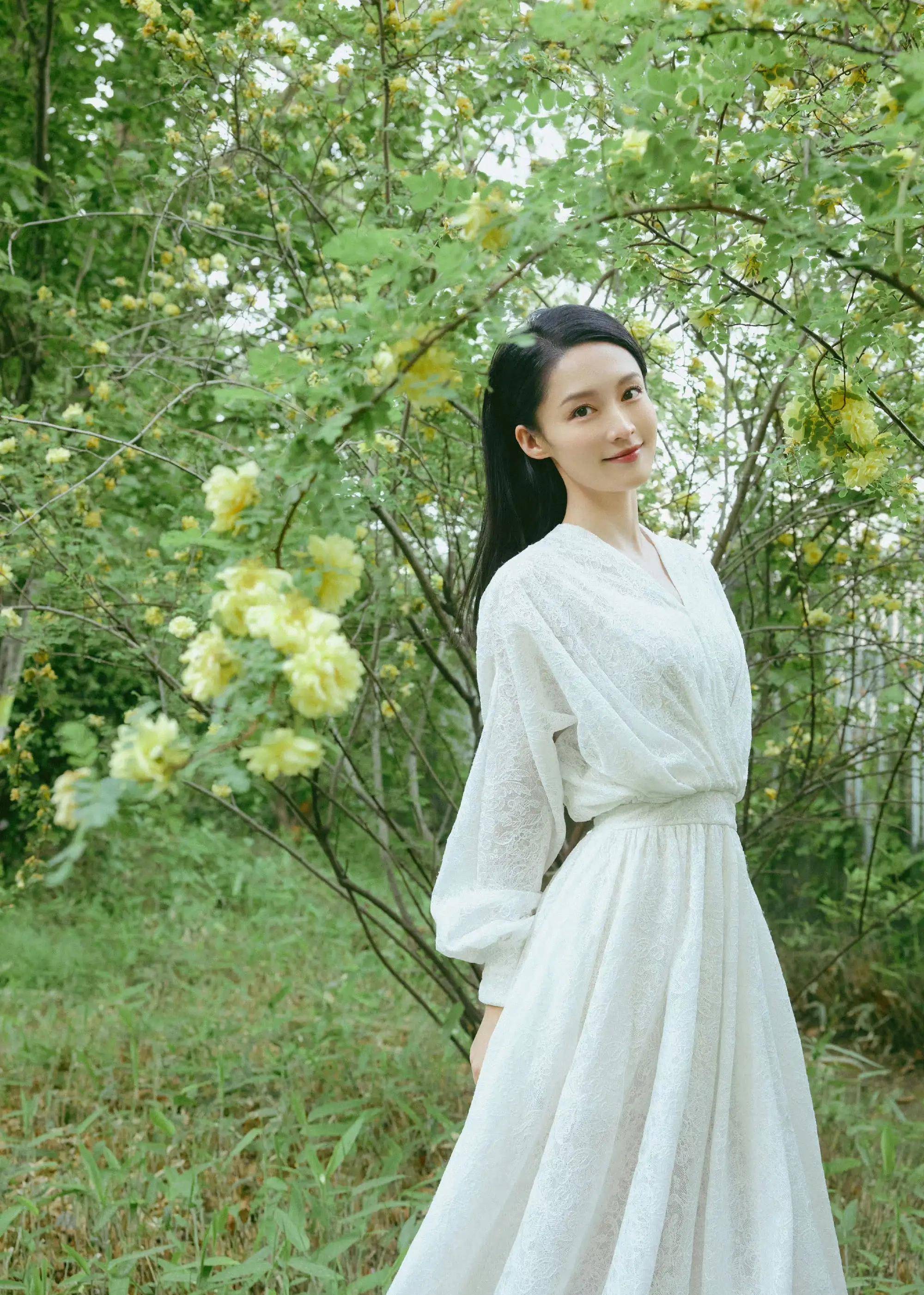 李沁|白色蕾丝长裙,清素雅致,灵动浪漫 676767_魅力十足_造型