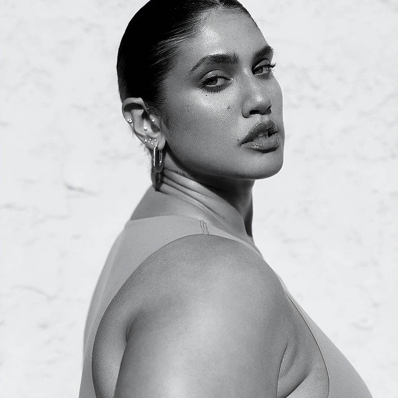 澳洲大码模特,拥有迷魂大法般的眼睛,散发着成时尚女人的魅力_thomas