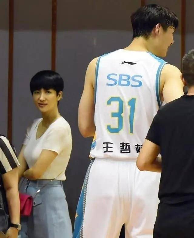 网上传出来一张照片,照片的场景是泳池,伍伯兰和王哲林都身在其中