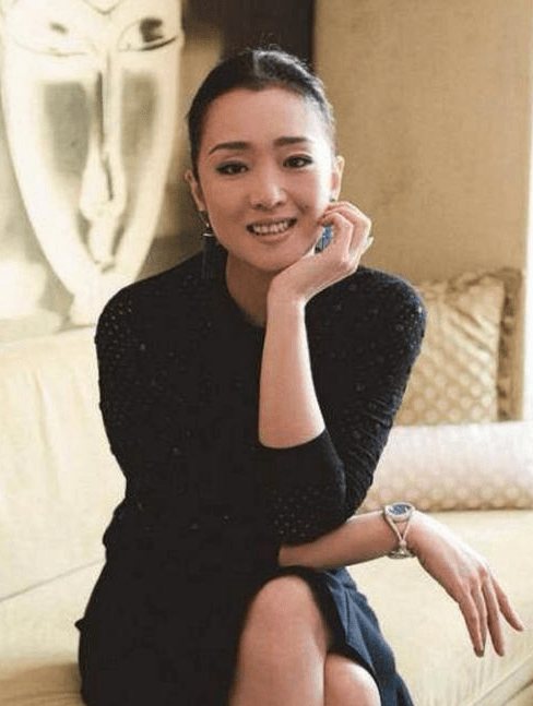 55岁巩俐罕见现身,穿黑色长靴巨星气场足,状态不输小18岁赵又廷_兰心