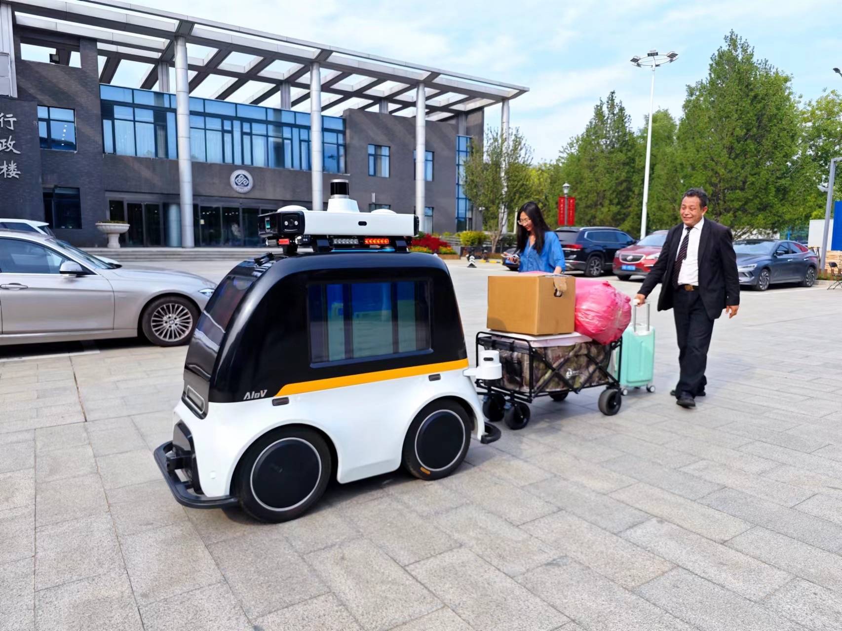 北京工商大学率先用无人驾驶巡逻车帮助新生运行李_校园_自动_车辆