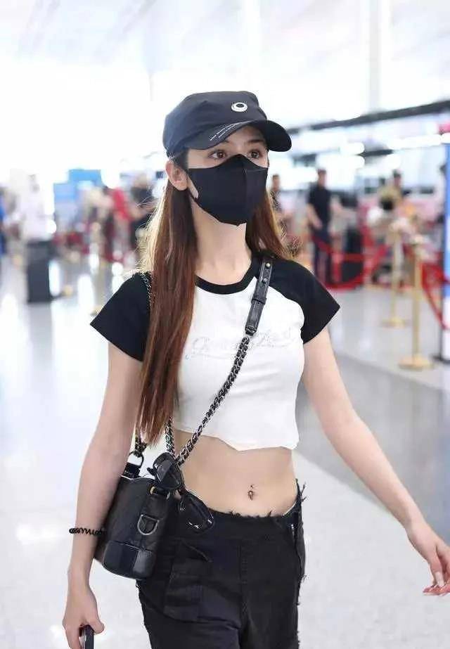 27岁哈妮克孜骨感肉肉,不规则辣妹紧身衣搭配工装裤,肚脐指甲亮了