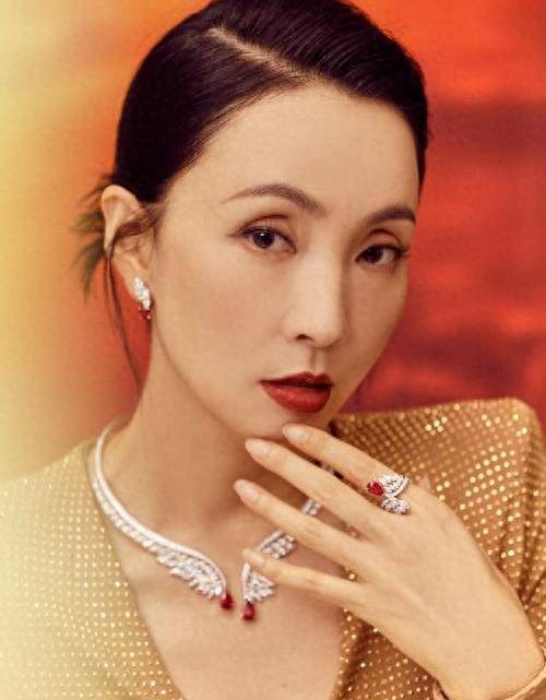 徐峥真是娶到宝了!51岁陶虹,前凸后翘好身材太惊艳了!_才华_魅力_女神