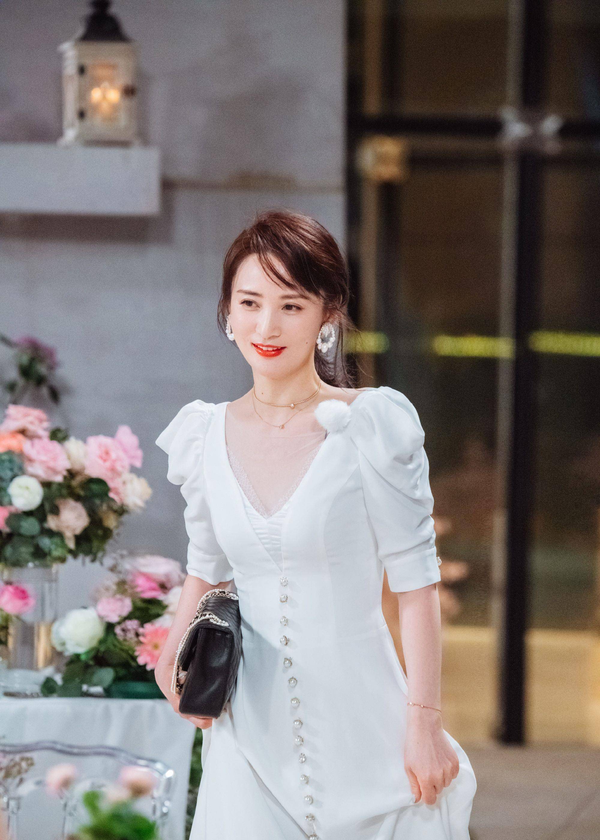 蒋勤勤一出场就非常亮眼,低矮马尾是也非常符合年龄气质,耳边的白色