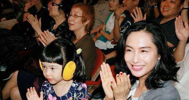 自从女儿黄莺出生后,朱茵把大部分精力放在了照顾孩子和家庭上,而老公