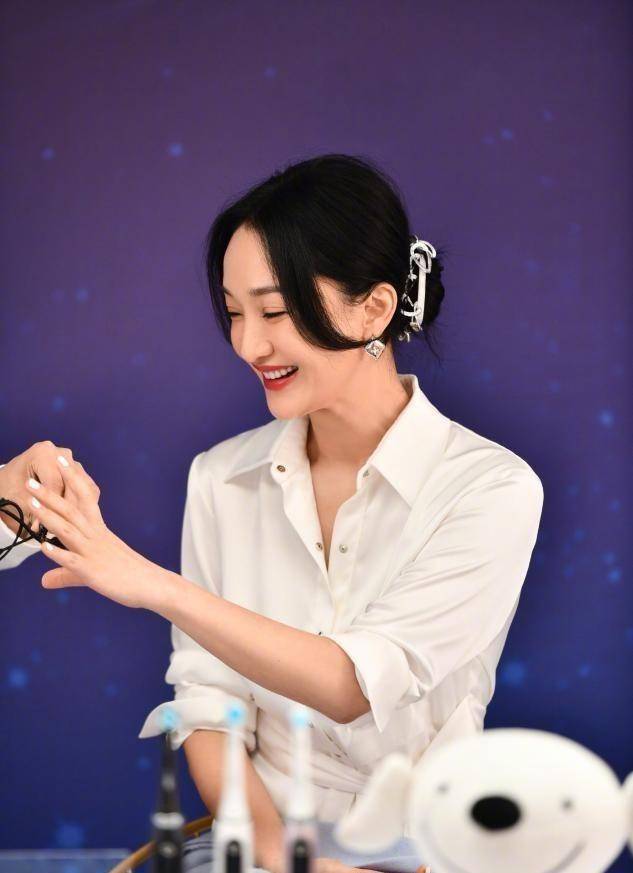 周迅早期造型被曝光,染橘黄发色鬼马精灵,比"女团"美多了_女性_气息