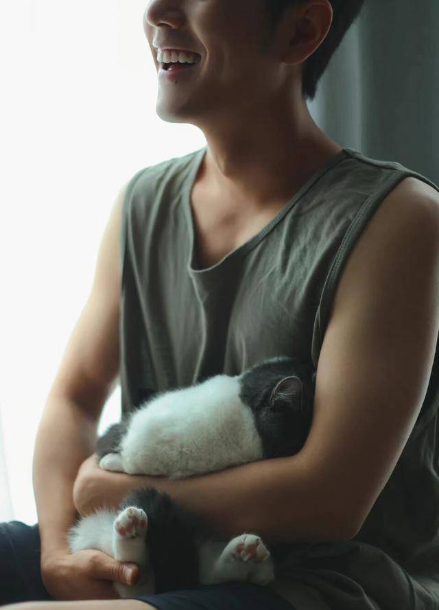 叫坚果,然后是一只短腿猫,是一个姑娘",说这句话的时候肖战眼睛里面是