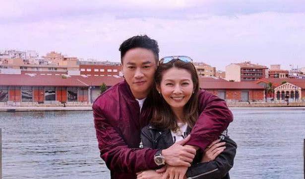 何润东在横店被偶遇,身上大块肌肉很抢镜,面容却暴露了真实年龄_网友
