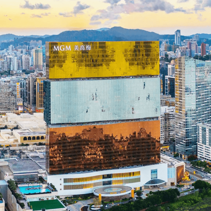 澳门美高梅天幕广场澳门美高梅酒店位于澳门半岛最瞩目的地段上,位置