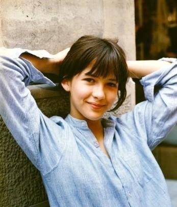 岁月在苏菲玛索这里不是杀猪刀,恋爱生子却不婚,美人迟暮也是美_刘海