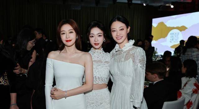 吴谨言秦岚谭卓同框,3人都穿白衣合影,网友:这波回忆杀太美了_演技