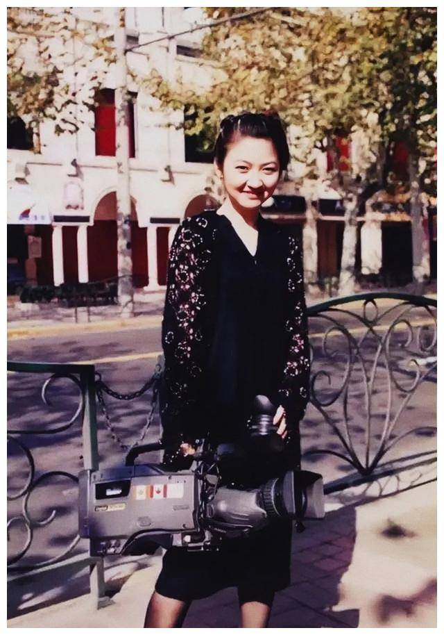 在得知她就是小英子的扮演者后,沈洁成为了校园里的风云人物,她开始有