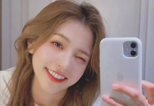 刘思瑶不满被嘲"方块脸",大胆晒出妈妈照片,原来方脸是遗传的_小视频