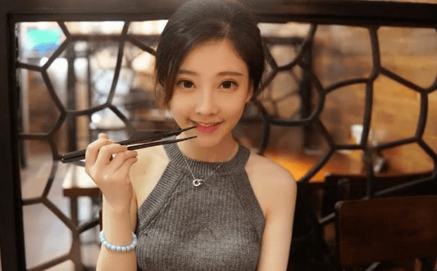 这首歌算是冯提莫的代表作,也是她的成名曲,作为一