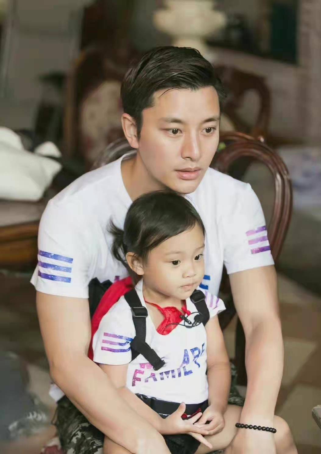 贾乃亮晒与女儿甜馨合影,祝女儿生日快乐,九岁的甜馨神似李小璐_祝福