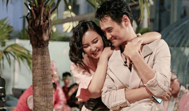 照片中的袁弘和之前相比,好像瘦了很多,浓眉大眼的他再加上满脸的稀怂