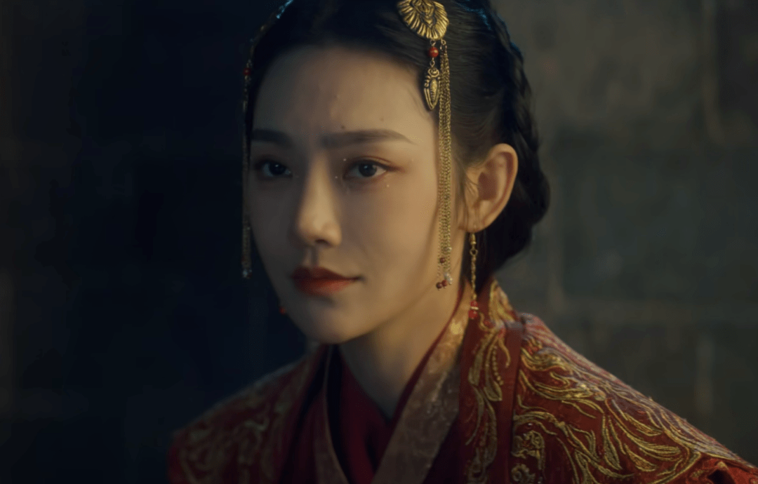 卢昱晓的长相无法归类到古装美女,顶多是长相清纯,要是她跟虞书欣一样