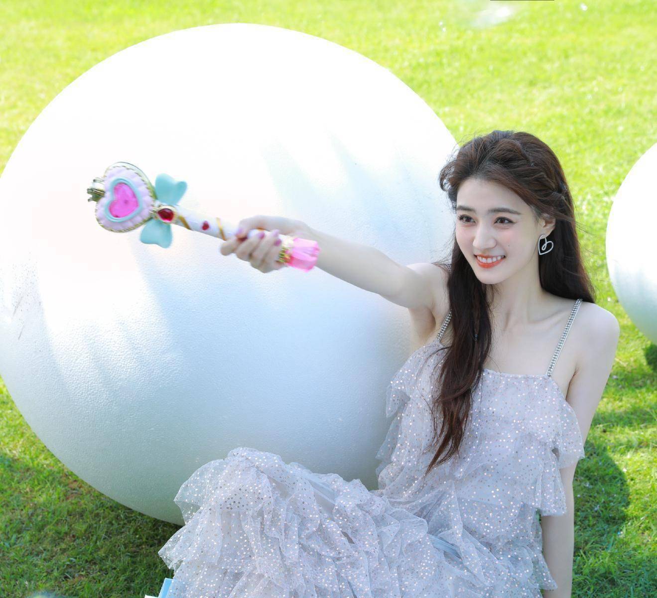 薄纱裙装清凉时尚,穿着起来可以轻松打造出少女感,徐璐穿着的这件吊带