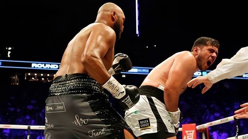 丑陋的胜利,弗雷泽·克拉克经过六个回合比赛击败戴夫·艾伦_马克