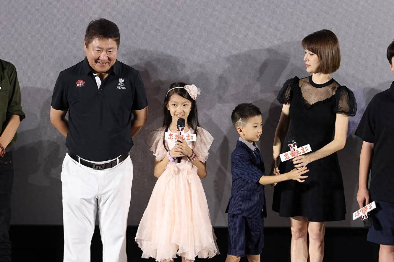 老婆金巧巧明明浓眉大眼,俩孩子却全部随了他_黑色_服装_身材