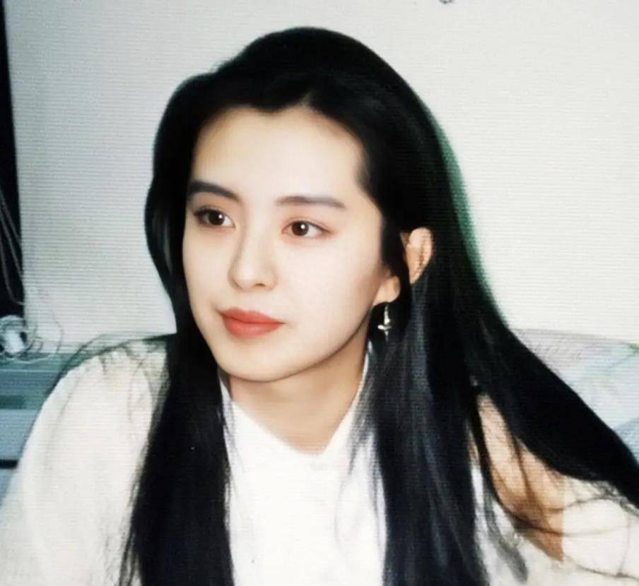 王祖贤曾是绝色佳人,如今单身无子,虔诚皈依佛教,寻求内心的平