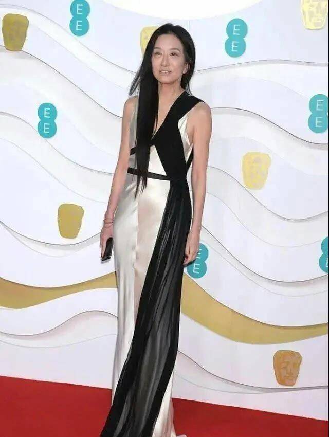 大家在看到王薇薇的正脸时候,都会觉得她像是70岁的