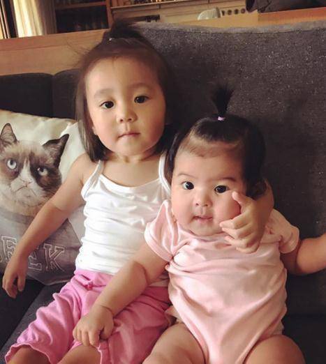 贾静雯小女儿波妞长开了,颜值美出新高度,长得比咘咘还可爱_脸蛋_姐姐