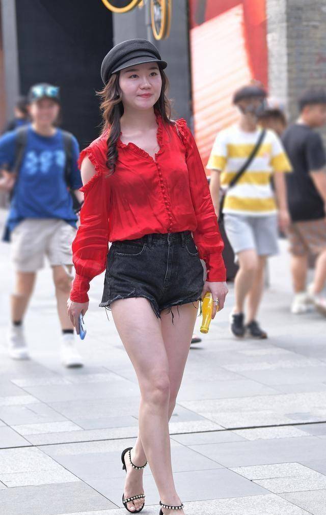 像日常中比较常见的白色系打底裤,可爱的白色搭配一双可爱的小高跟鞋