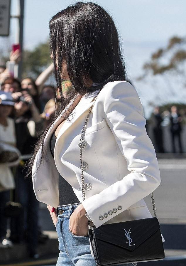 乔治娜美丽形象穿紧身牛仔裤的罗德里格斯(乔治娜·罗德里格斯)