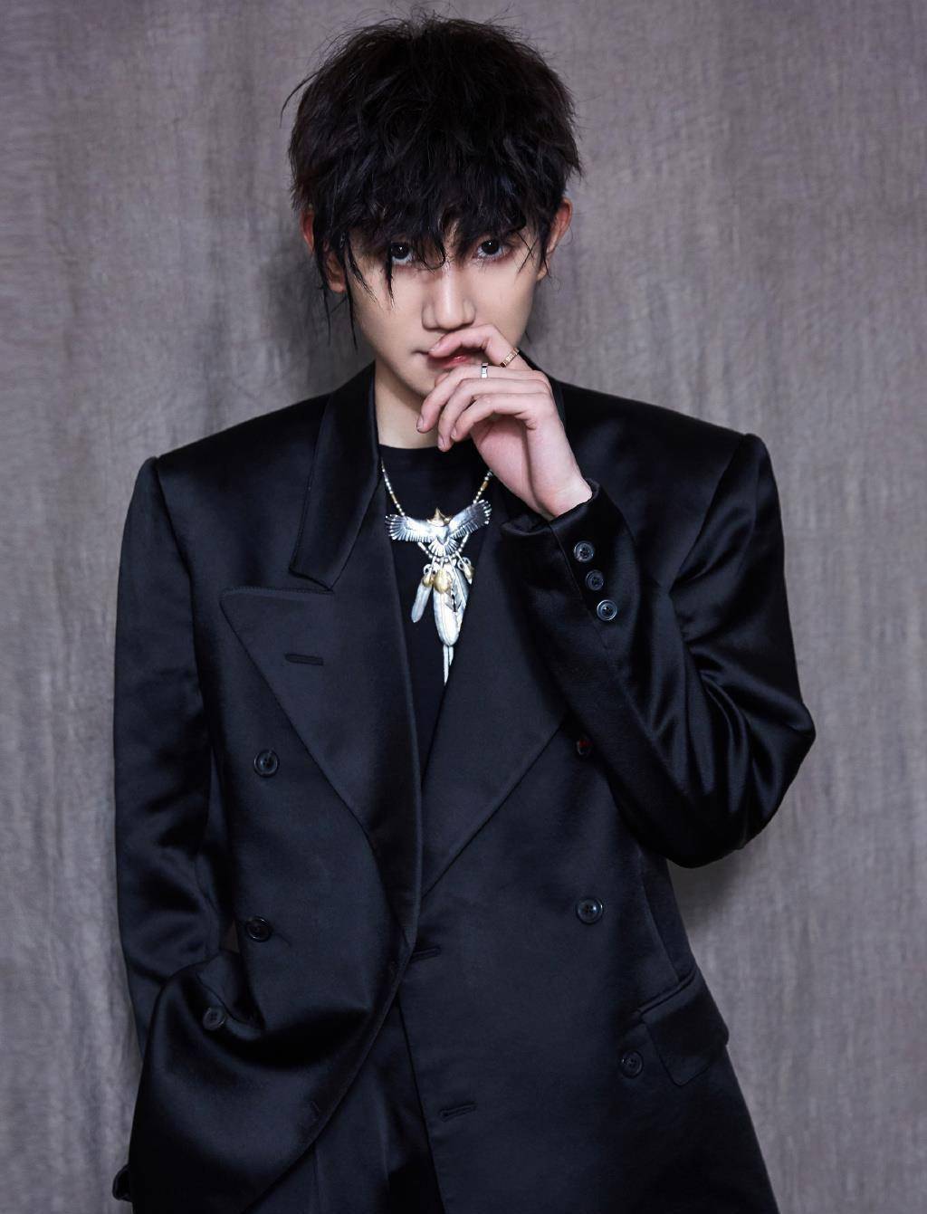 巧的是,王源这次感冒了也不能就此休息,而是要准备晚上表演的节目