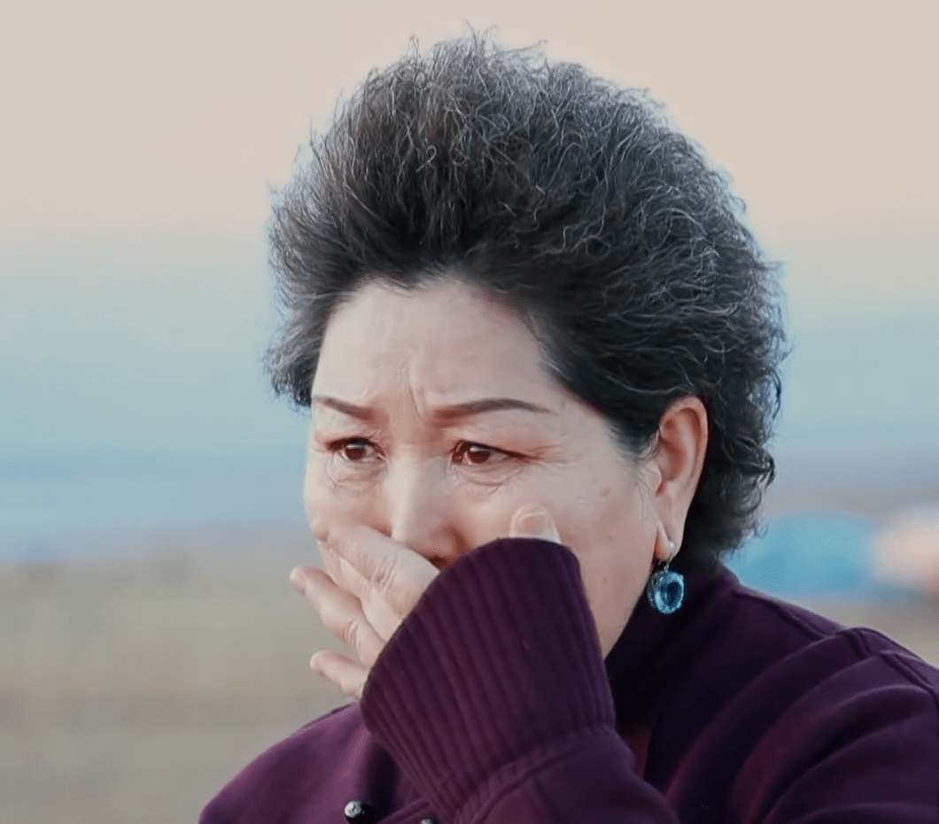 吉祥三宝一家现状曝光,乌日娜思念亡夫落泪,27岁的女儿成为母亲