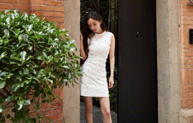 杨幂穿连衣短裙,坐凳子上拍照双腿扭成麻花,尽显腿部曲线_照片_身体