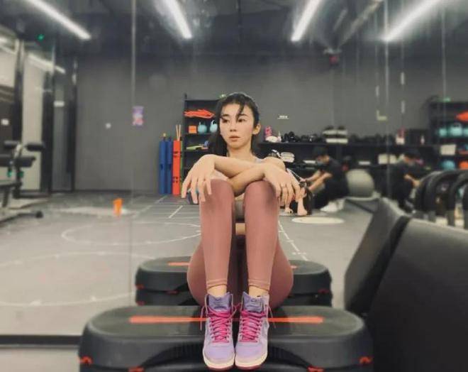 揭秘nba女记者张曼源是何来历,究竟是花瓶,还是有能力的记者!