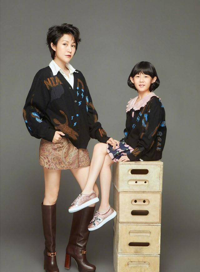 鲍蕾携爱女登杂志封面,12岁贝儿身高直飙妈妈,与妹妹像双胞胎_女儿