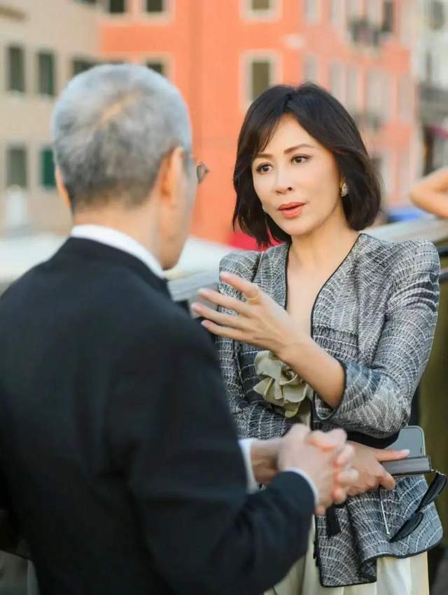 刘嘉玲威尼斯到达,"睡衣出征"不走寻常路,合影里属她最耀眼_款式_风格