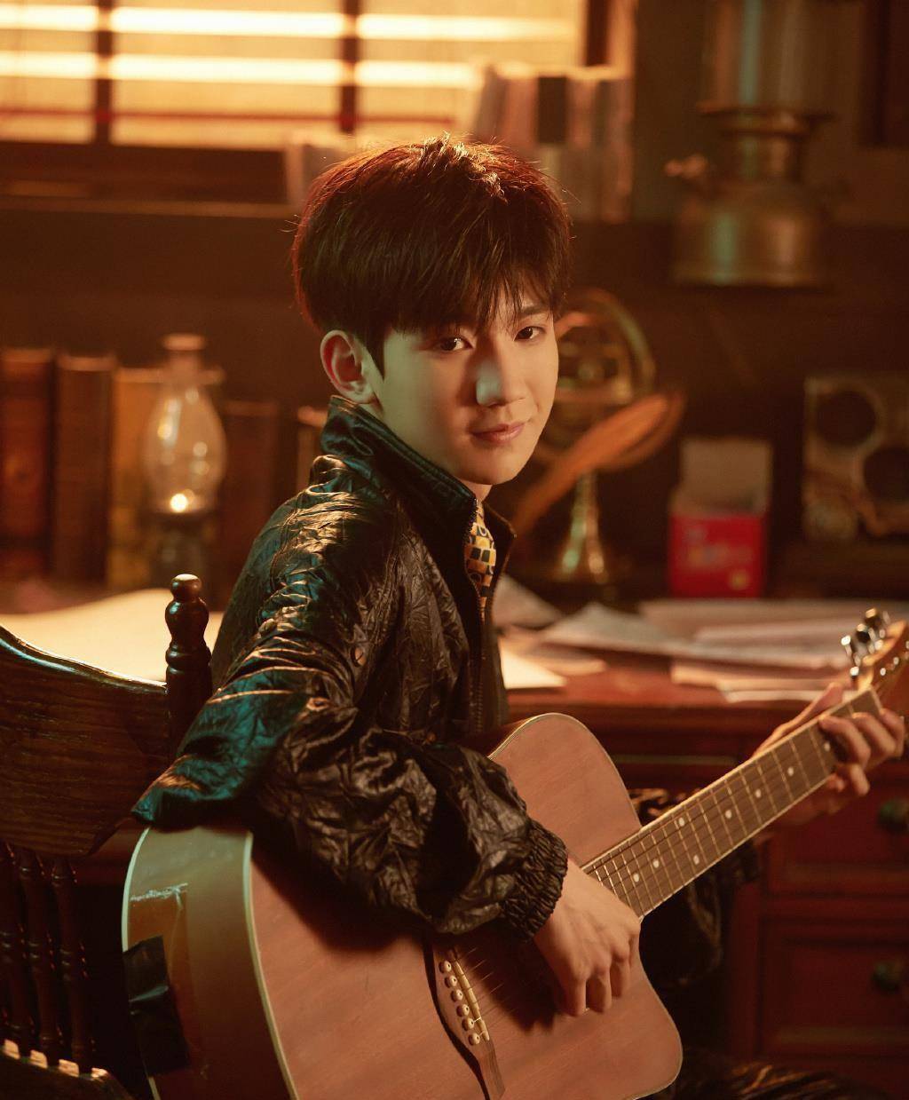 令四叶草兴奋的是,接到饮品代言的不仅仅是王源,而是tfboys三个人.