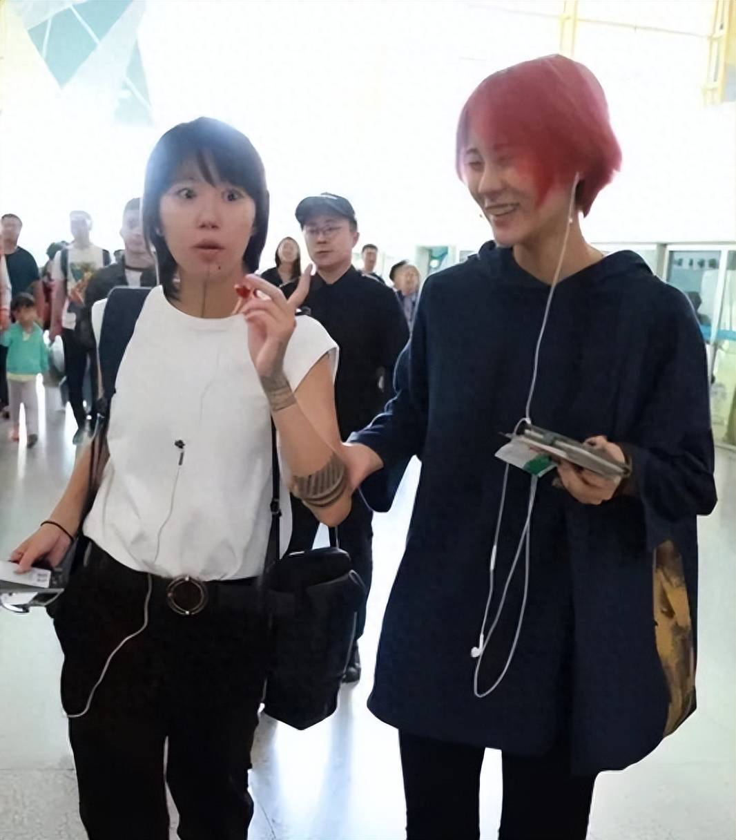 窦靖童与同父异母妹妹现身机场!