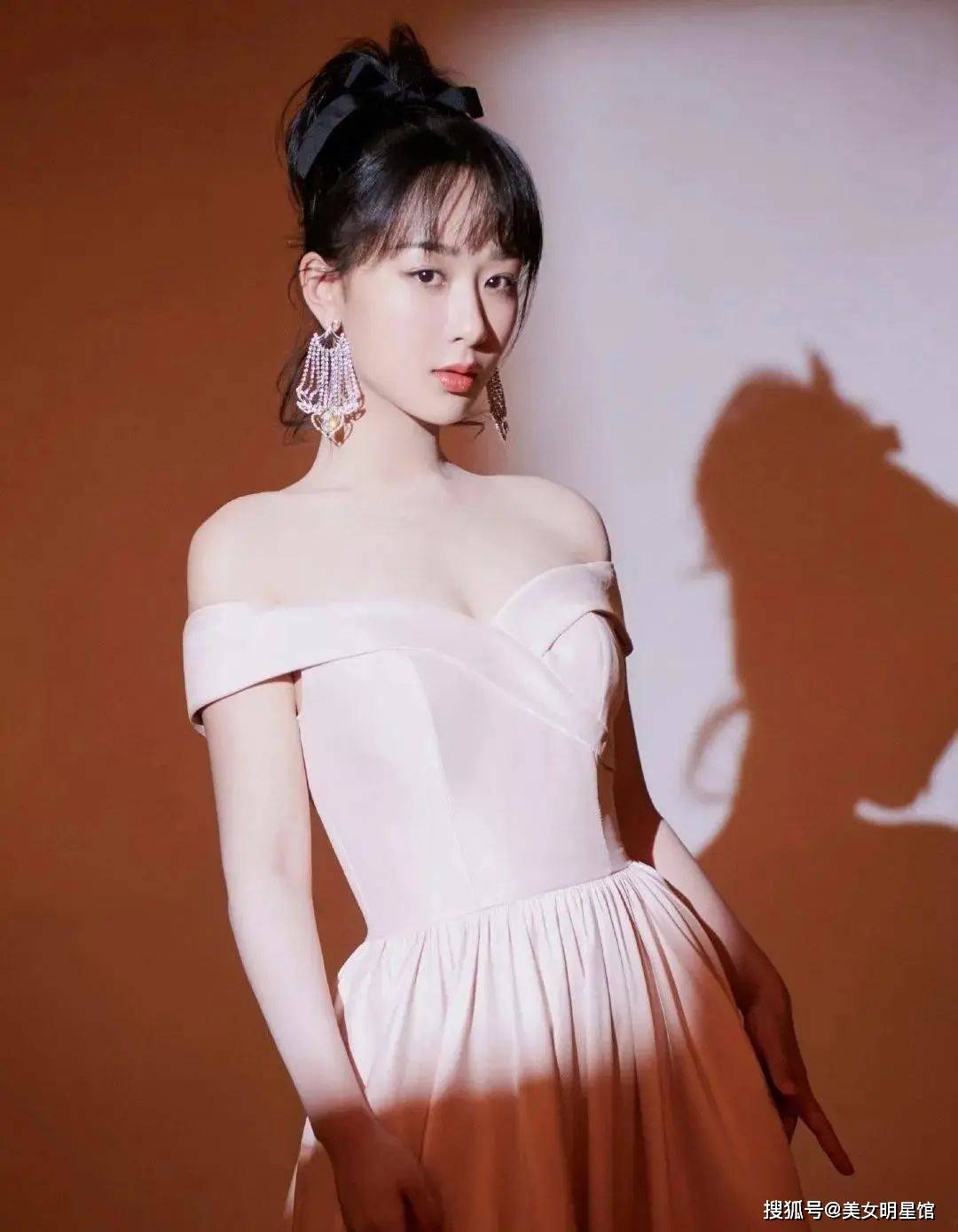 31岁杨紫,曼妙优雅性感迷人!_成为了_观众_角色